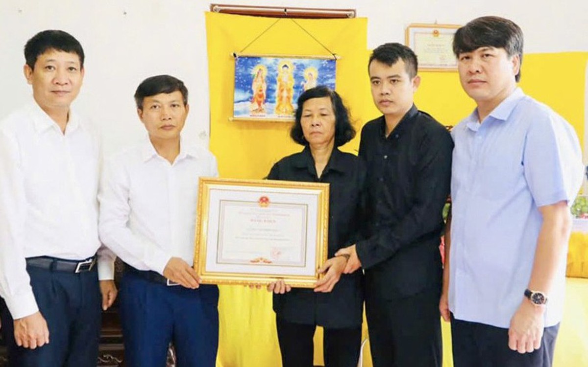 Truy tặng bằng khen người đàn ông quên mình cứu 2 em nhỏ rơi xuống kênh