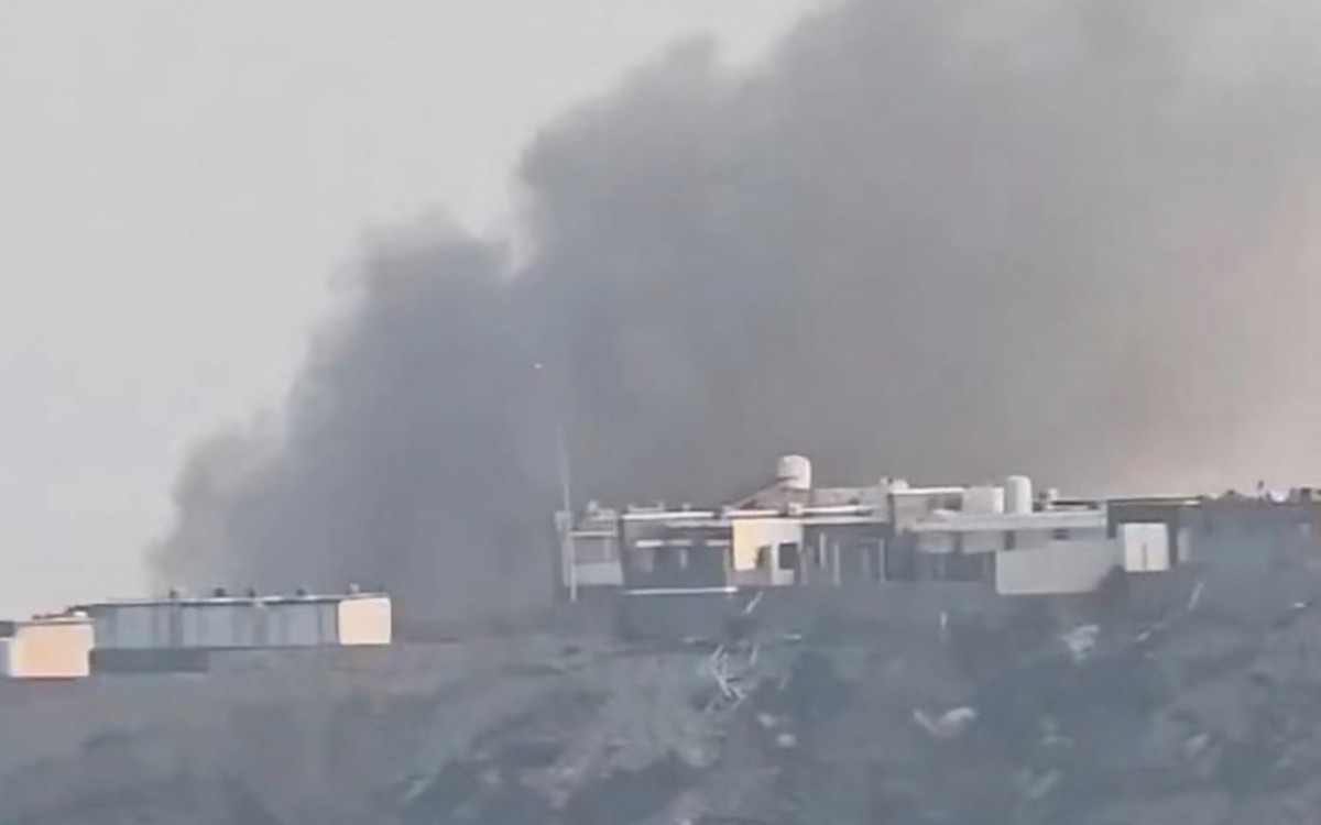 Khoảnh khắc Dinh Tổng thống Yemen trúng tên lửa Houthi