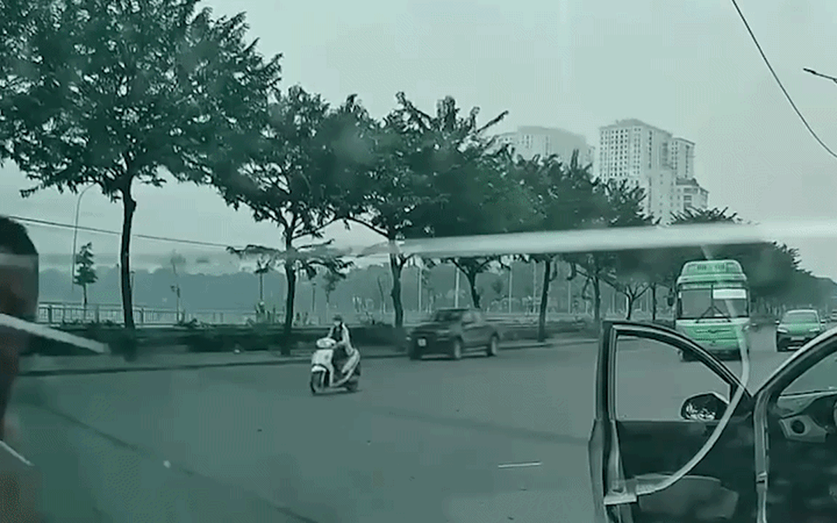 Chặn đầu ô tô rồi dùng thanh sắt đập phá giữa đường, người đàn ông bị tạm giữ
