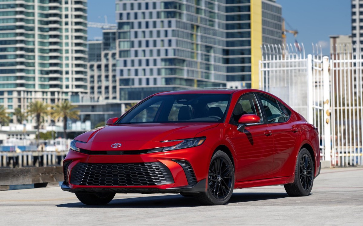 Toyota Camry 2027 ra mắt: Không nâng cấp gì nhưng giá vẫn tăng