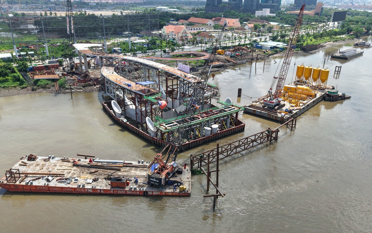 Ngắm công trình cầu đi bộ qua sông Sài Gòn giữa trung tâm TP.HCM chờ lai dắt nhịp chính về hợp long
