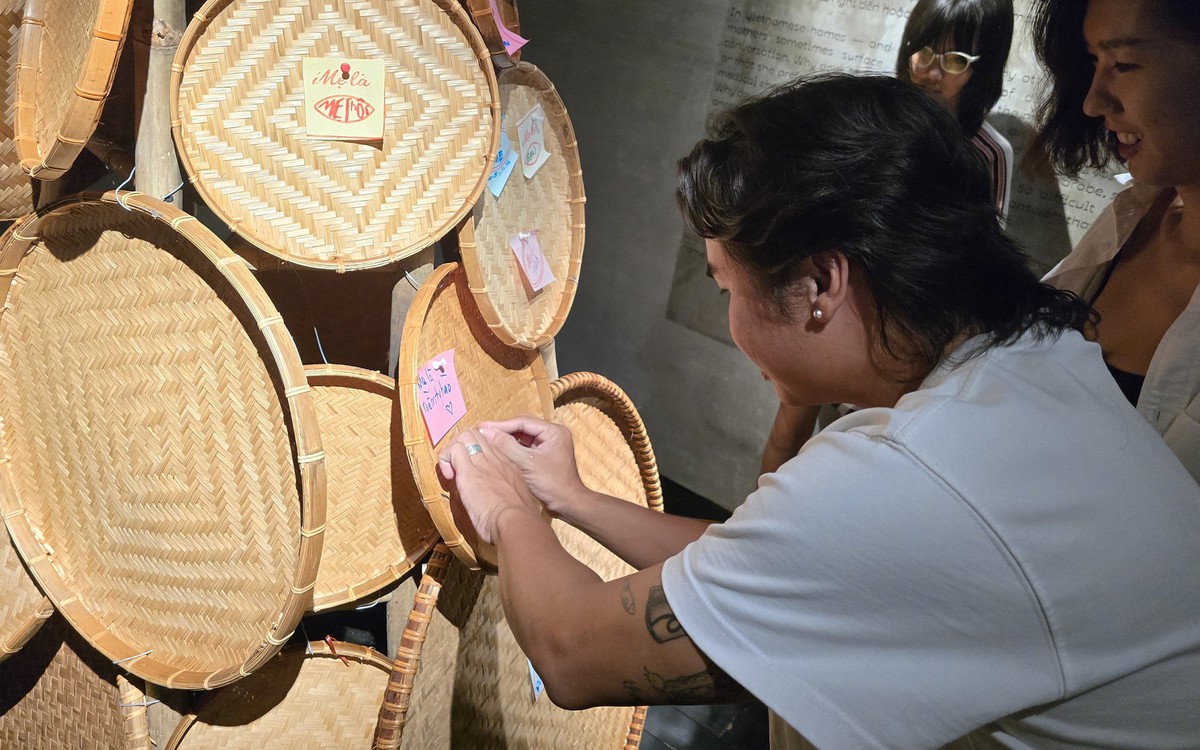 Triển lãm Mẹ là_Mother Installation: 'cây roi mây' và 'chiến binh'