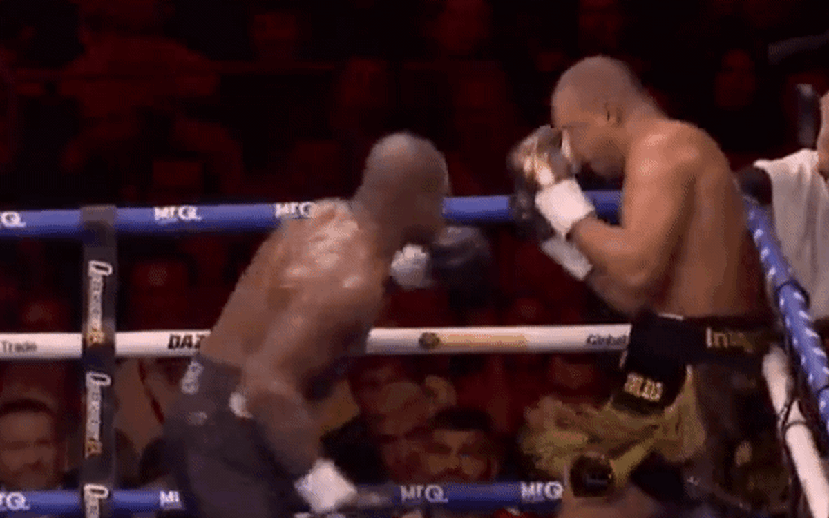 Tấn công dữ dội khiến đối thủ xin hàng sau 2 hiệp, Dubois bảo vệ thành công đai hạng nặng WBO