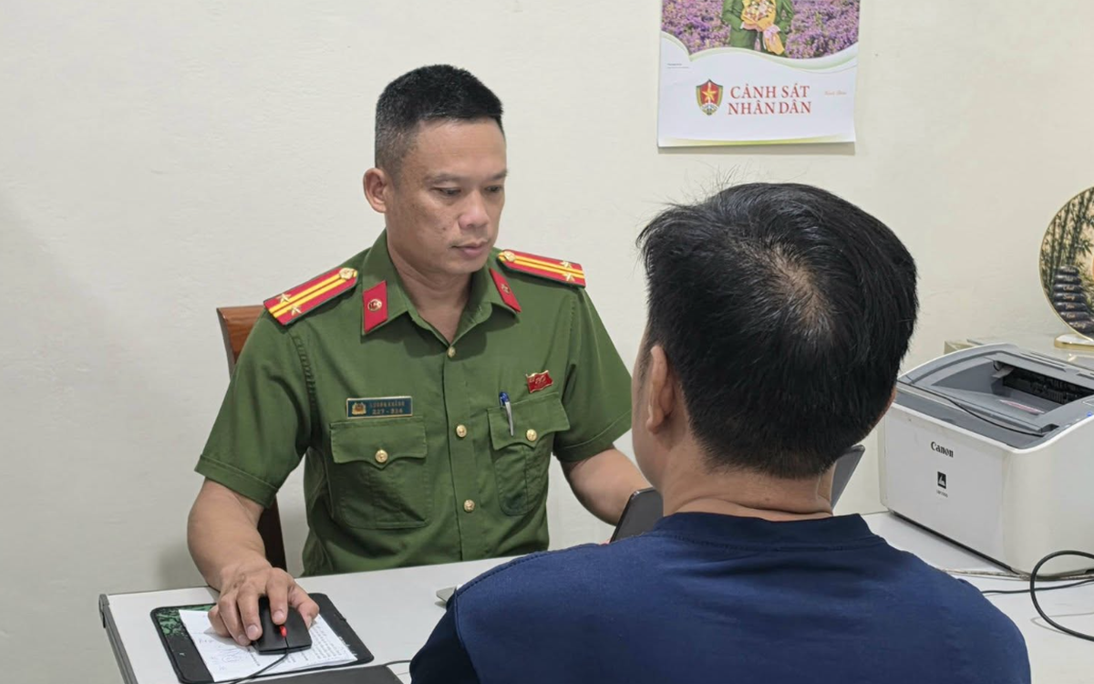 Công an làm việc với người lái ô tô bỏ rác bên đường