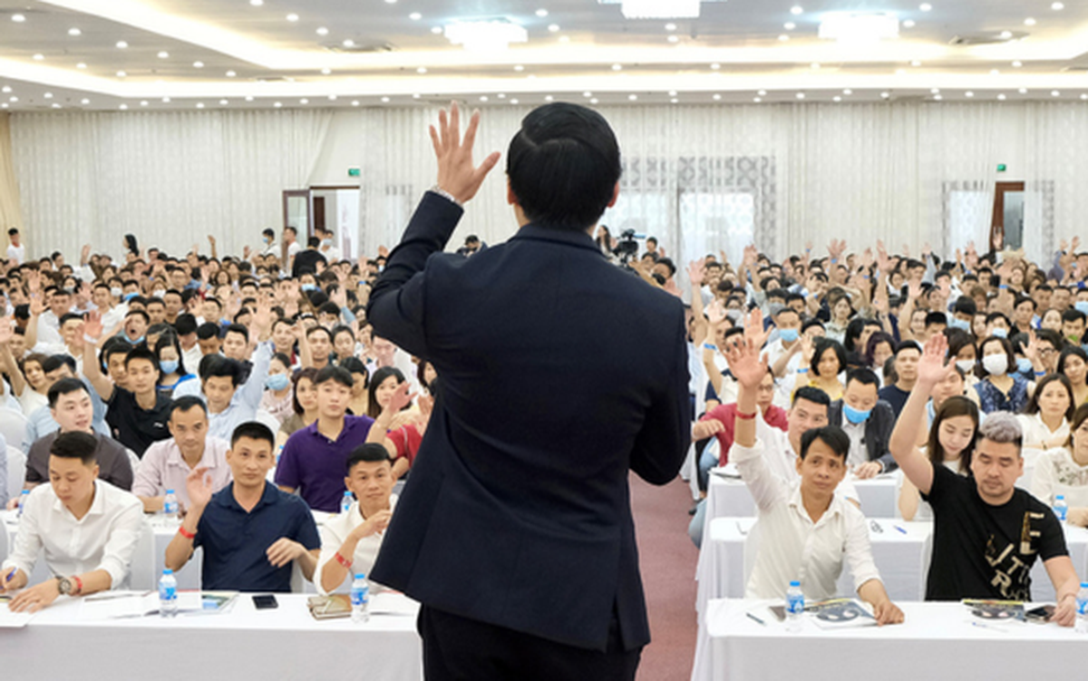 Doanh thu giảm 49%, công ty bán khóa học dạy làm giàu vẫn lãi đậm trong quý 3