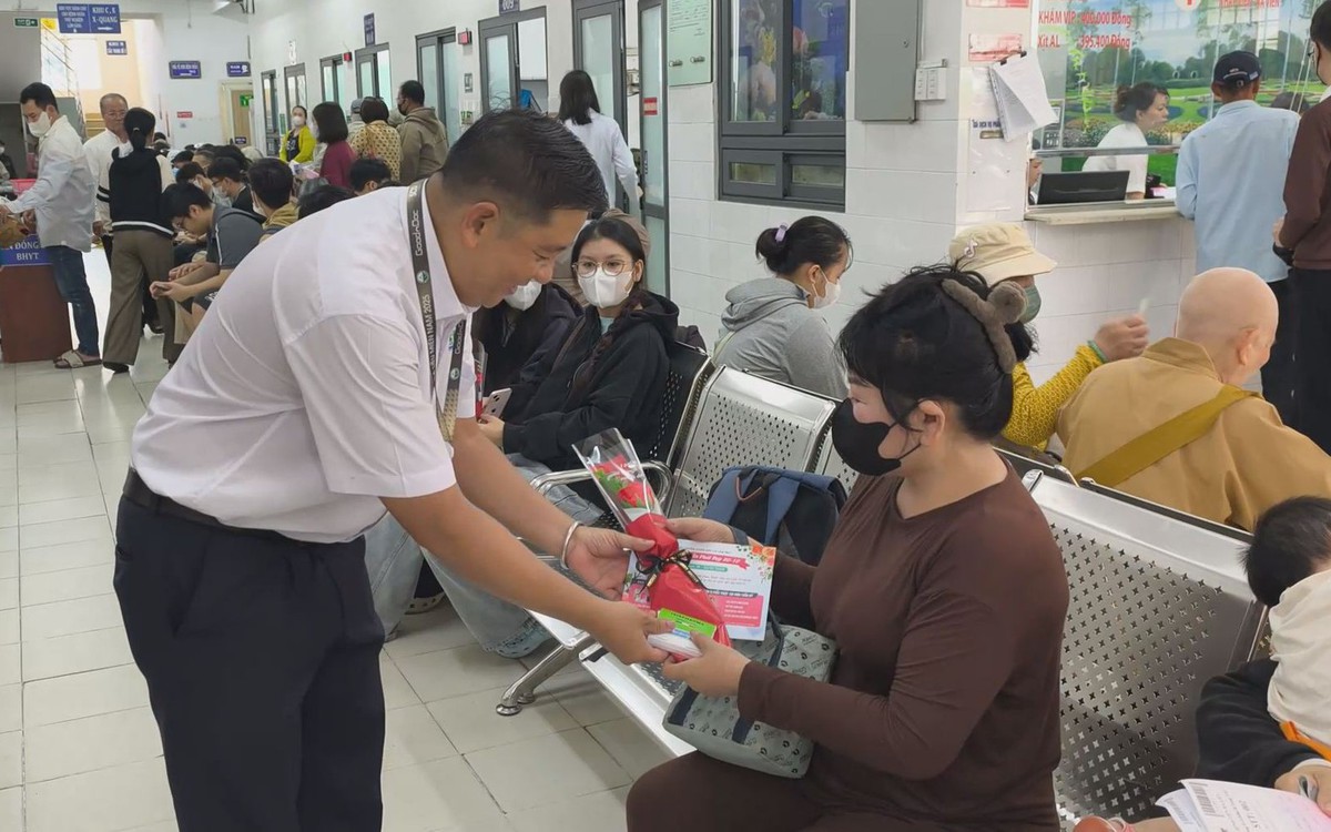 Cuộc thi Lan tỏa năng lượng tích cực 2026: Đi khám bệnh, nhiều phụ nữ bất ngờ nhận hoa và quà
