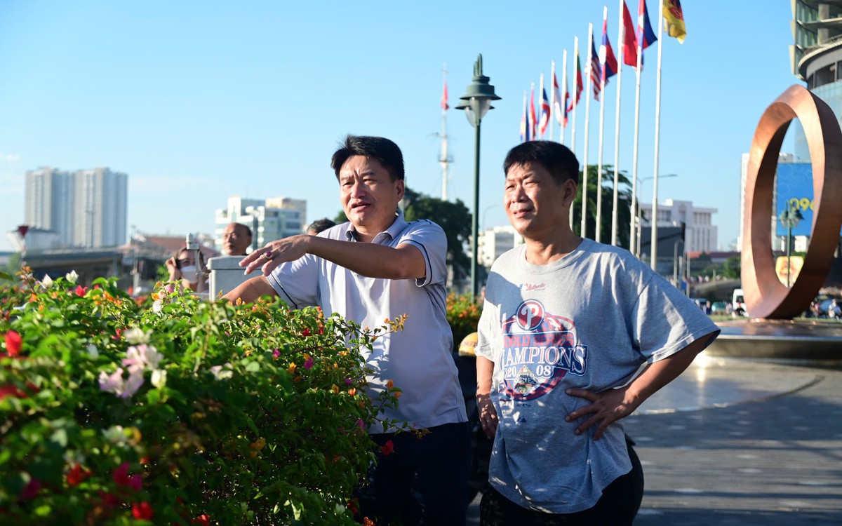Nhiều người dân chờ xem thời khắc nhịp cầu đi bộ 3.400 tấn nối đôi bờ sông Sài Gòn