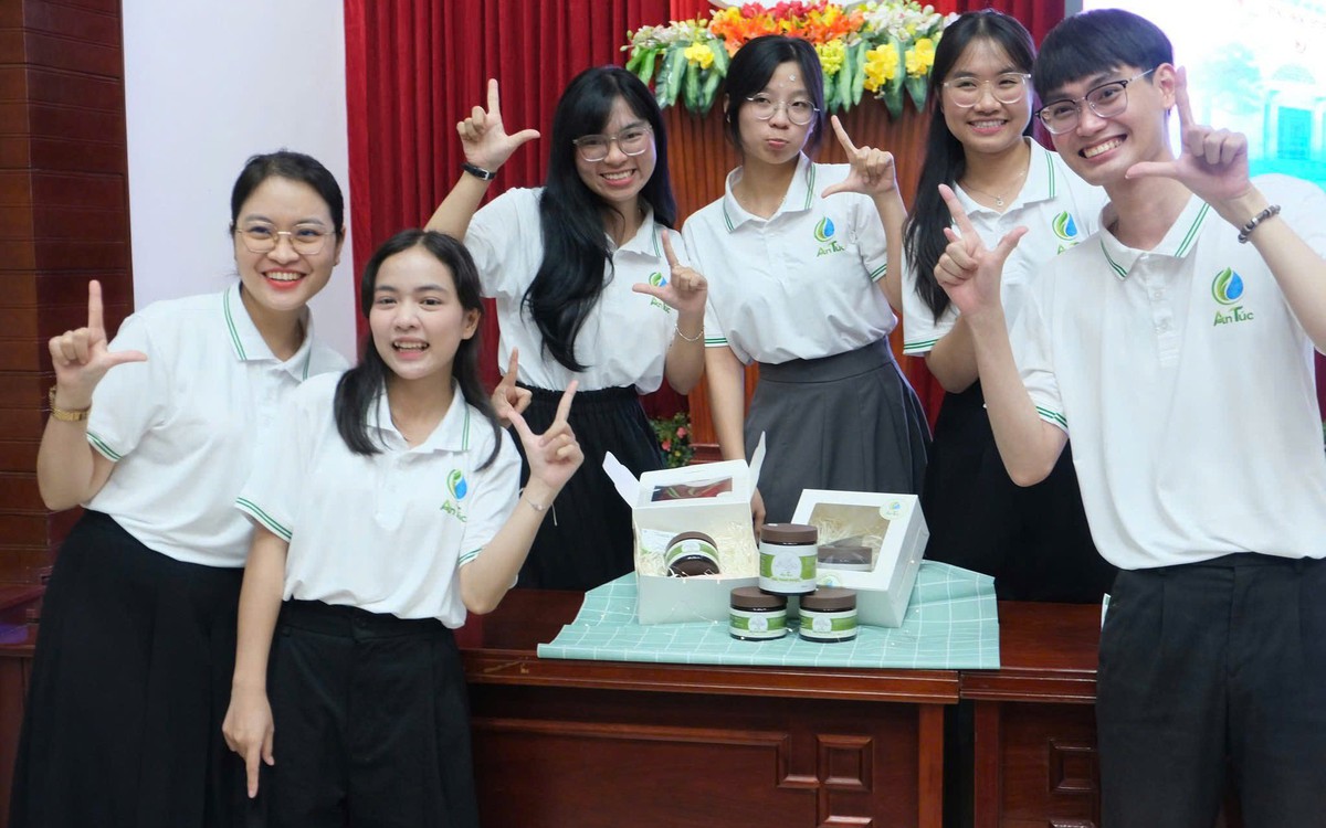 Sinh viên trường y ở Huế khởi nghiệp từ tất gel thảo dược