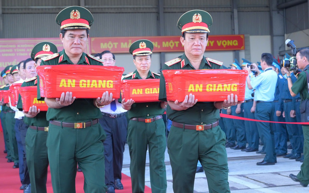 Quân khu 9 vận chuyển hơn 8.000 hài cốt liệt sĩ bằng máy bay quân sự