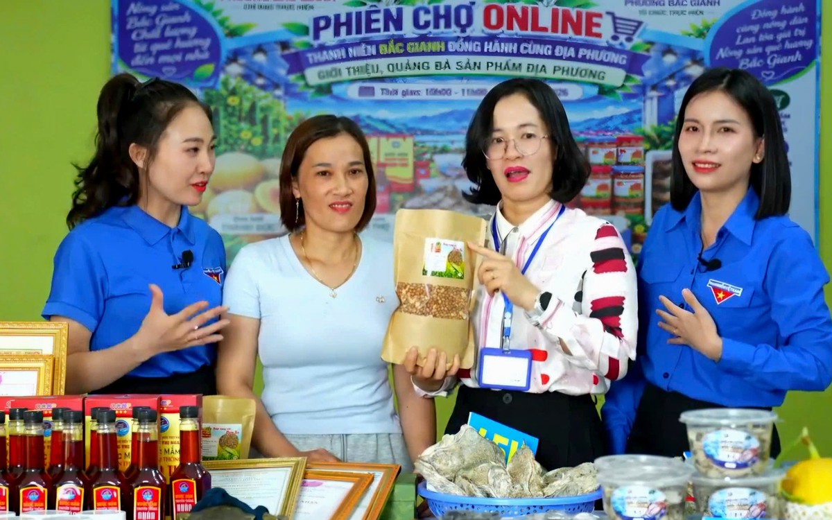 Nữ bí thư phường livestream bán hàng trăm đơn nông sản giúp nông dân