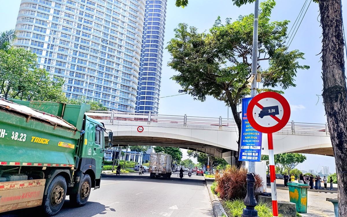 Vụ xe ben 30 tấn chở đất dán chữ ‘bình phong’ chạy vào đường cấm: Phạt tài xế