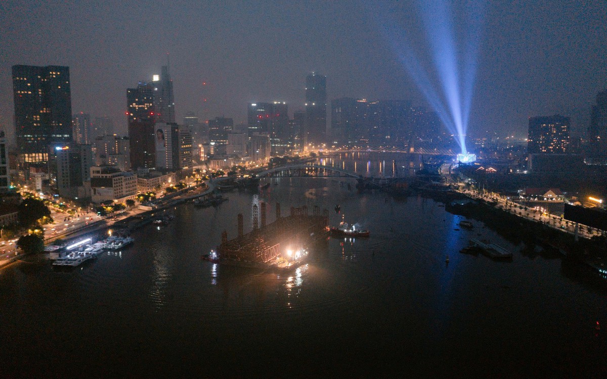Đoàn tàu lai dắt chia tay trung tâm TP.HCM sau hợp long cầu đi bộ qua sông Sài Gòn