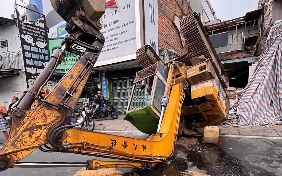 Xe múc đang tháo dỡ nhà bất ngờ lật ngửa giữa đường Hoàng Sa