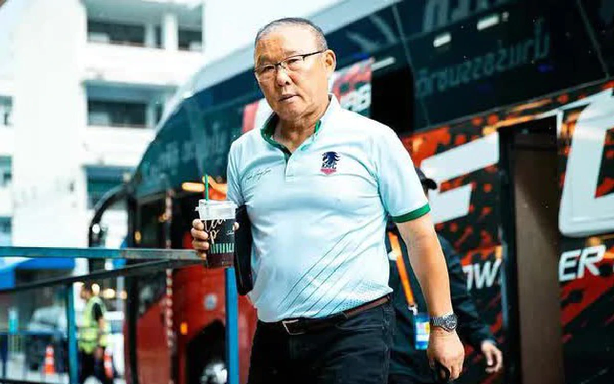 HLV Park Hang Seo bất ngờ được Liên đoàn Bóng đá Thái Lan khen ngợi