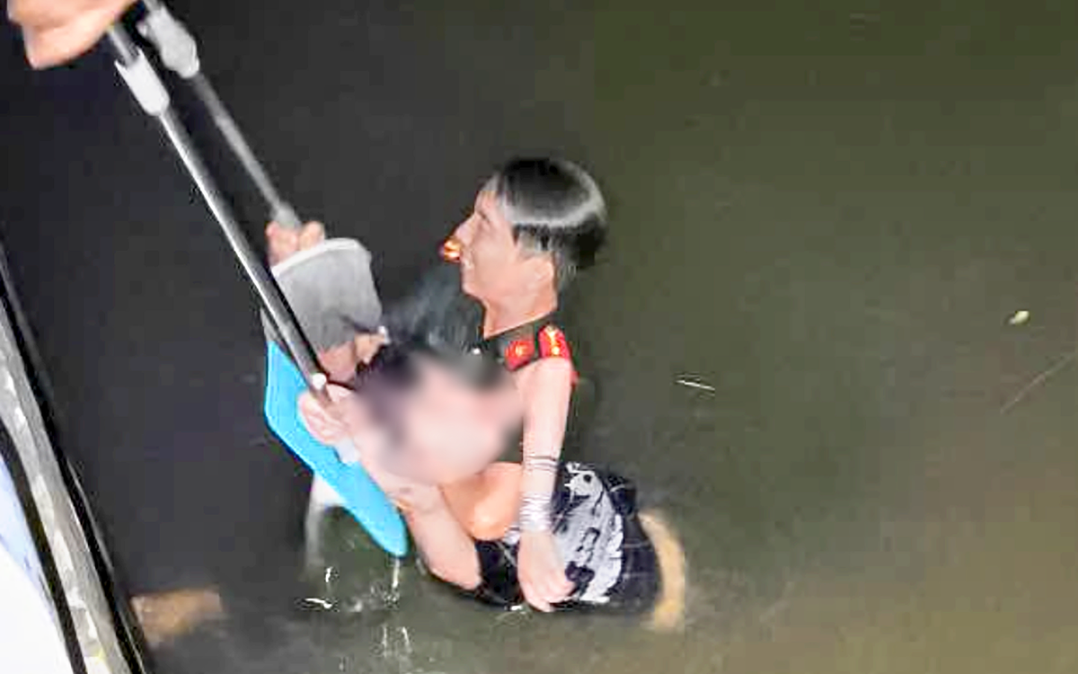 Cô gái bất ngờ nhảy xuống rạch, cảnh sát đang tuần tra kịp thời cứu sống