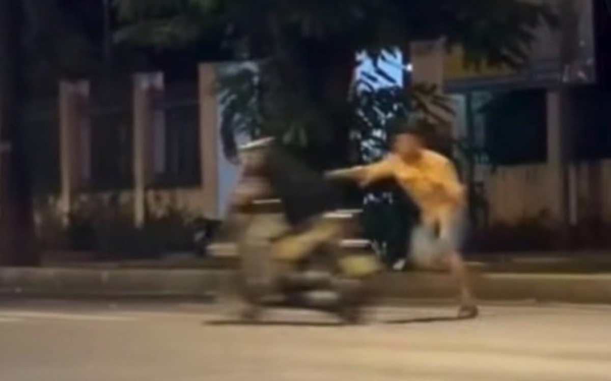 Người đàn ông cầm dây nịt đánh người đi đường bị tâm thần