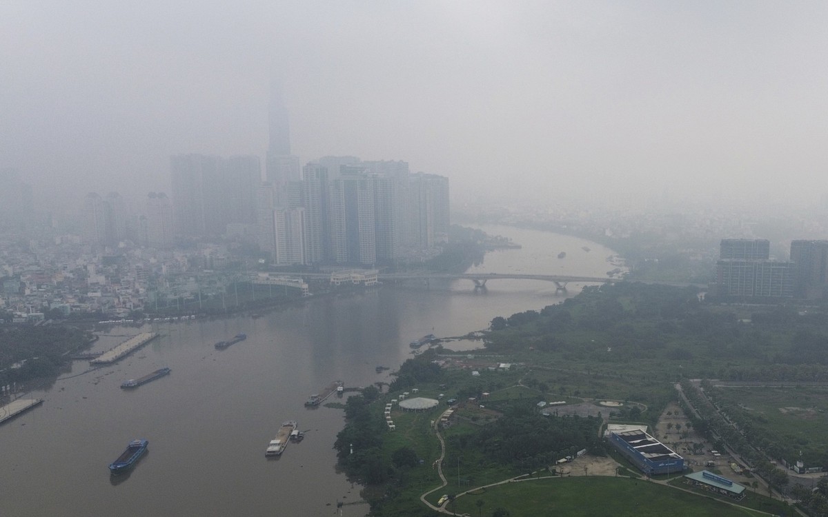 Mây mù dày đặc ở trung tâm TP.HCM, Landmark 81 ẩn hiện trong sương