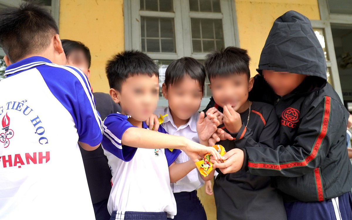 Con đi học về hát 'ngày làm ba trăm rưỡi, uống bia hết hai trăm ngàn', có đáng lo?