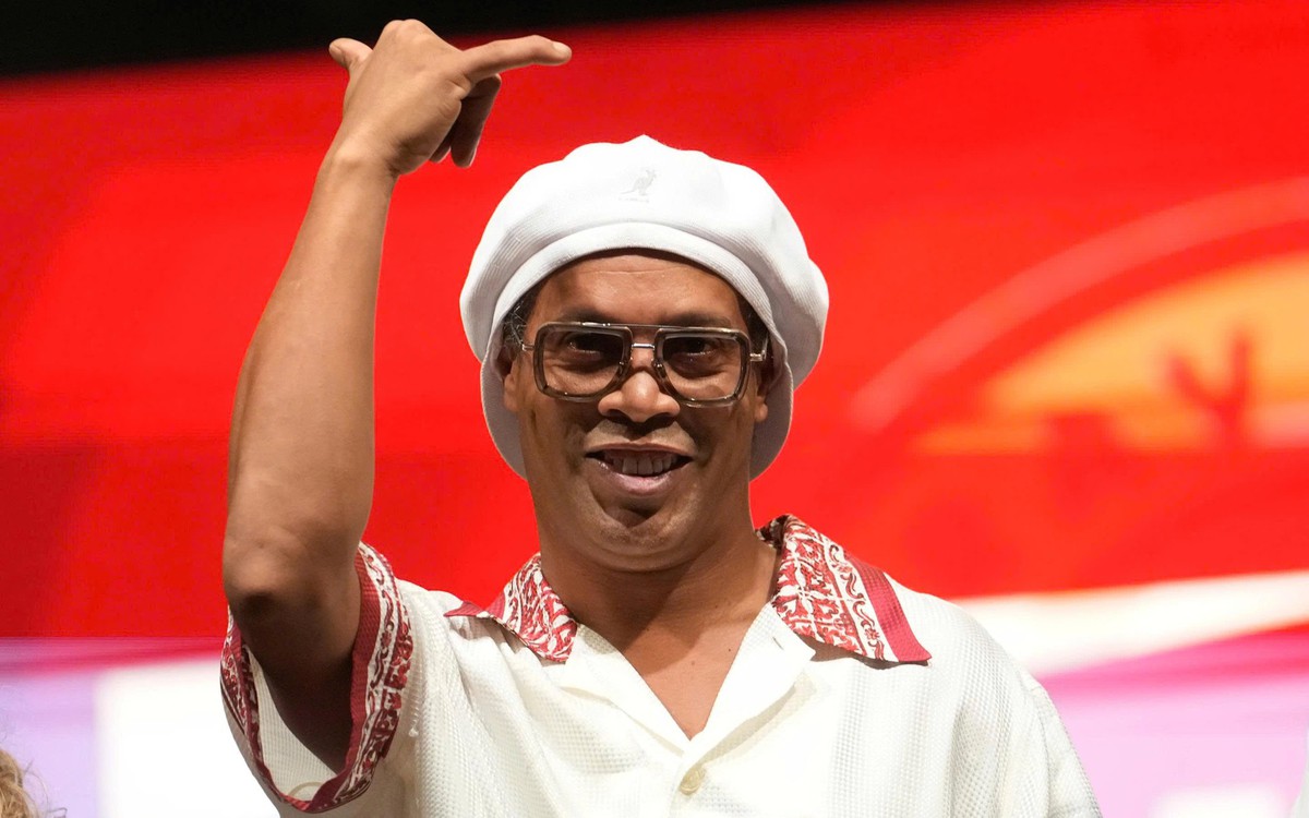 Ronaldinho trở lại thi đấu chuyên nghiệp ở tuổi 46