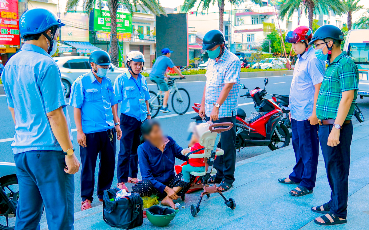 Xử lý người phụ nữ mang theo con riêng của người tình xin ăn trên phố