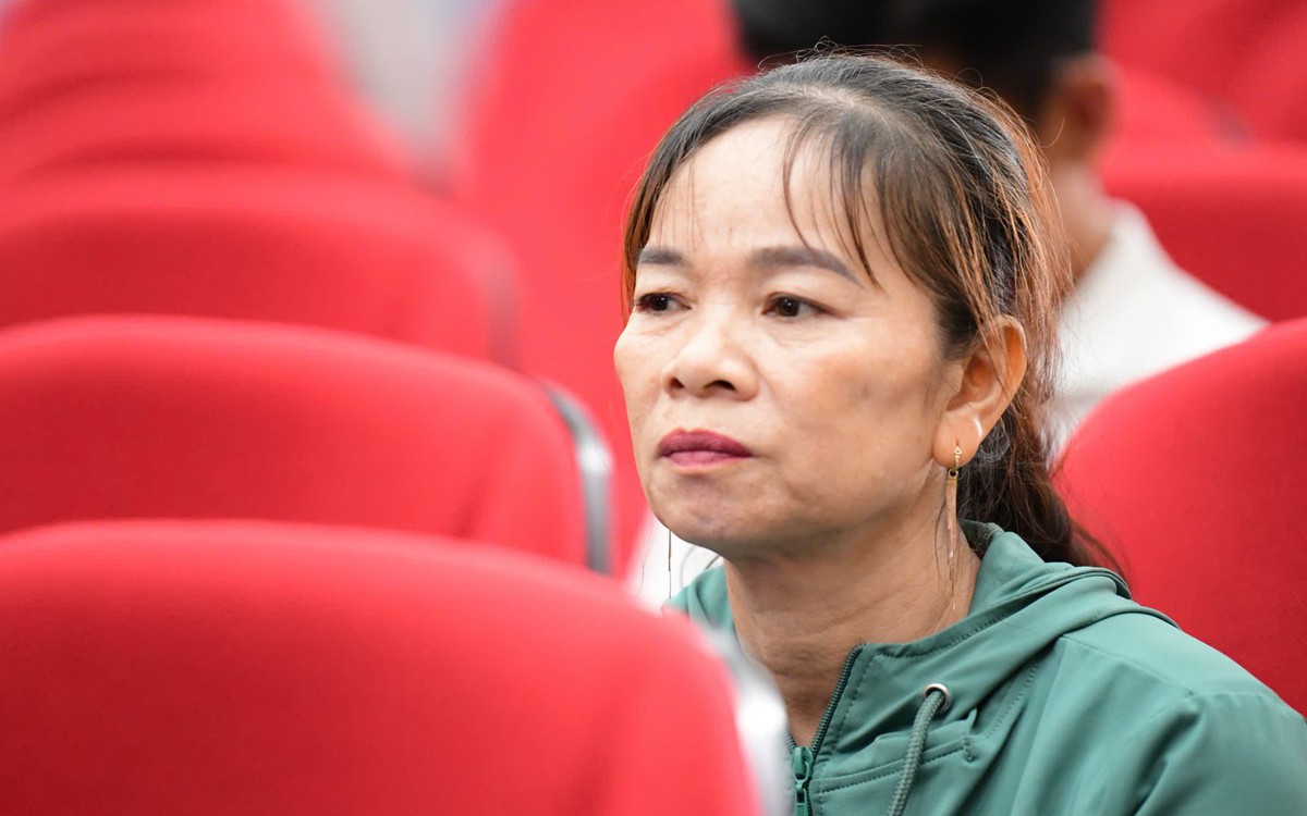 Người mẹ Vĩnh Long ngồi ở góc hội trường, một mình làm đủ nghề nuôi con vào đại học