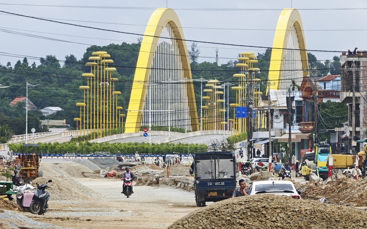 Bị phạt 300 triệu đồng, nhà thầu đường nối cầu qua sông Hương vẫn chậm