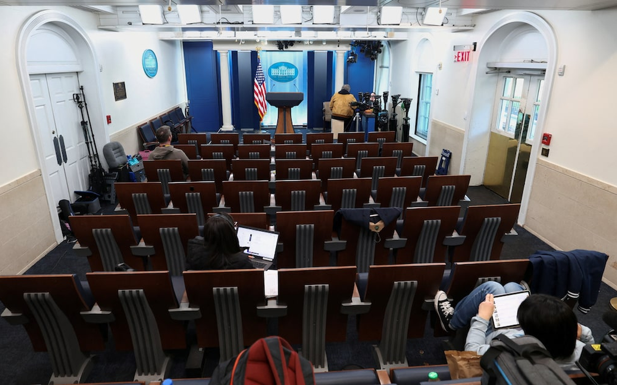 Ông Trump tính dời phòng họp báo Nhà Trắng, gọi phóng viên là 'nhóm tin giả'