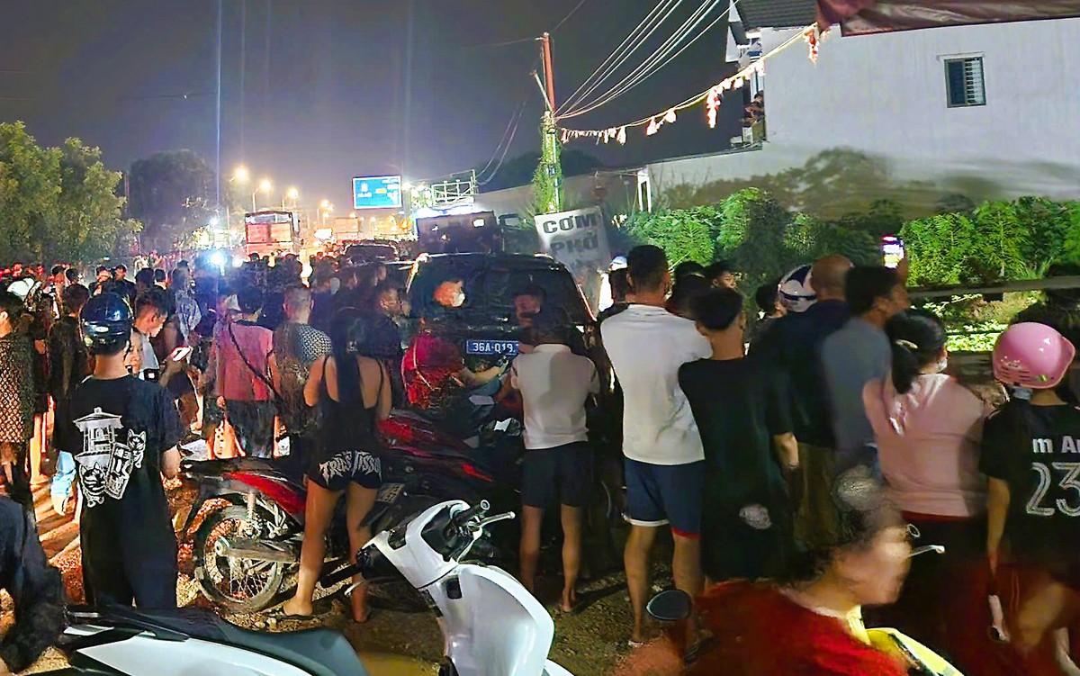 Đã bắt được hai thanh niên cầm kiếm cố thủ trên tầng hai ngôi nhà ở Thanh Hóa