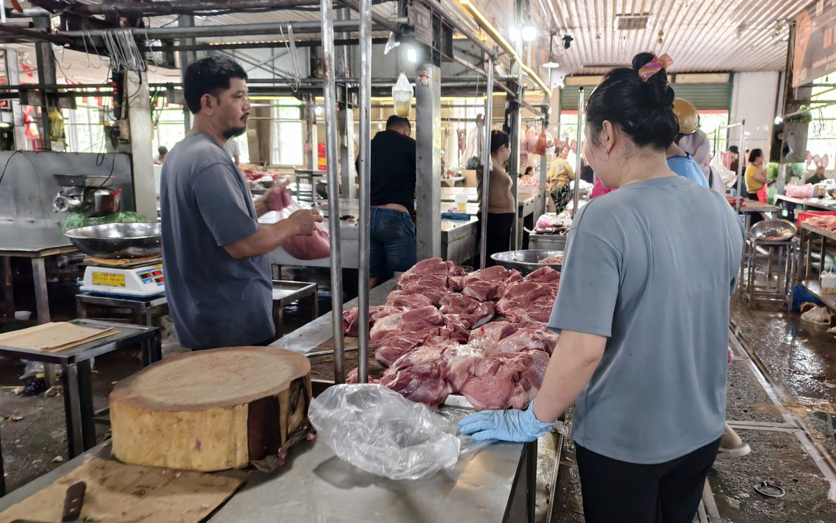 Nông hộ dè dặt tái đàn, các doanh nghiệp lớn vẫn đảm bảo nguồn thịt heo dịp Tết dù giá chạm đáy