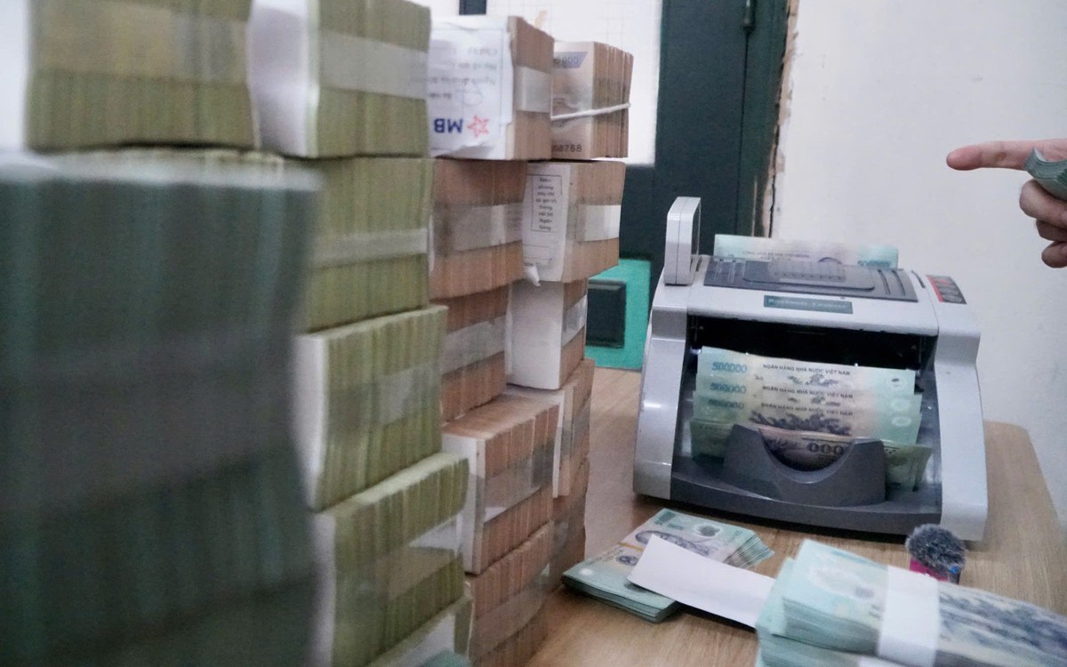 Máy đếm tiền chạy hết công suất chi trả tiền bồi thường mở rộng quốc lộ 1, có hộ dân nhận 34 tỉ