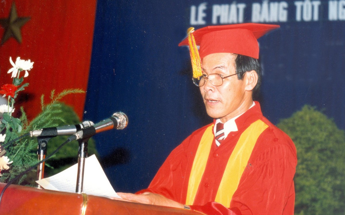 Người thầy 2 tay giải 2 bài toán qua lời kể sinh viên Đà Lạt