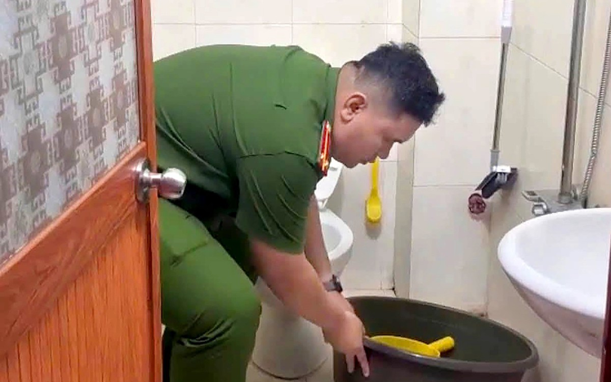 Cãi nhau với vợ, chồng lấy súng bắn đạn cao su lên trần nhà, bị khởi tố