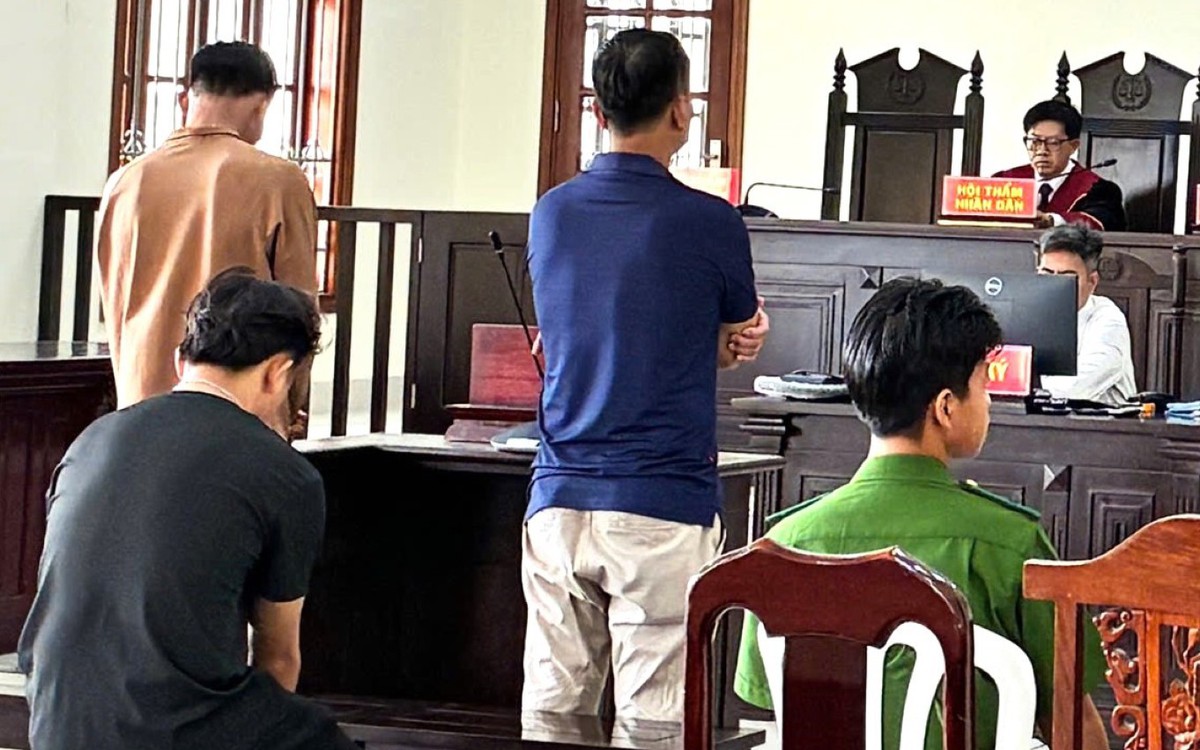 Mâu thuẫn chuyện xếp lượt hát, cả khách và chủ quán đều bị phạt tù