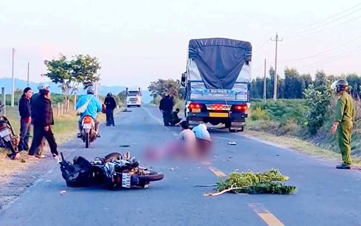 Va chạm với xe máy cùng chiều, 2 thanh thiếu niên ngã xuống đường bị xe tải cán tử vong