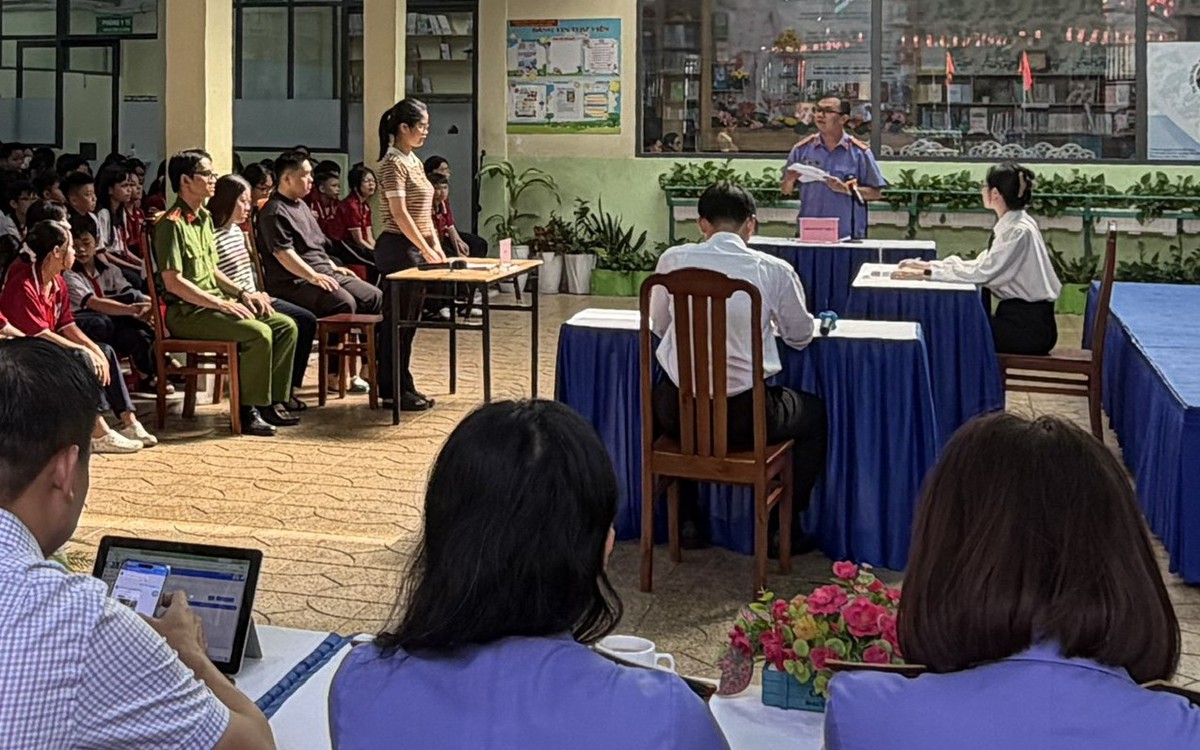 Học sinh lần đầu xem xét xử ngay tại trường, thích thú với phiên tòa giả định