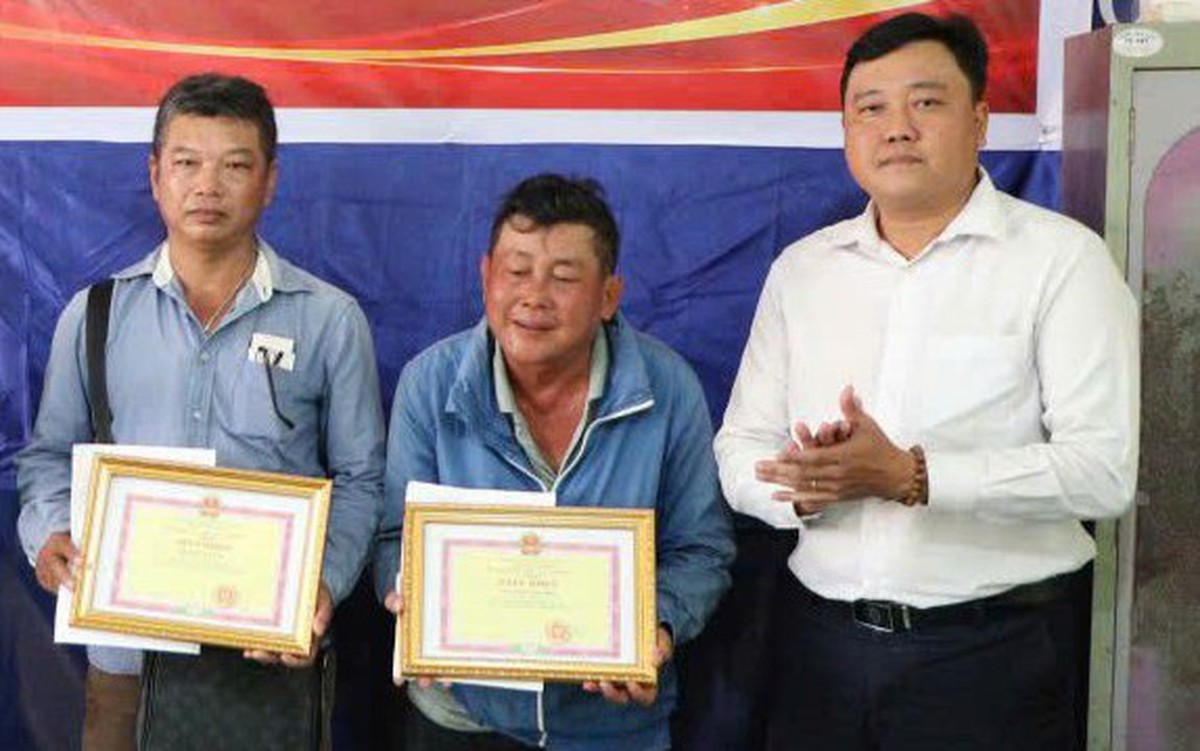 Khen thưởng 2 người dân nhặt được và đem trả ba lô chứa 38 triệu đồng, 7 nhẫn vàng