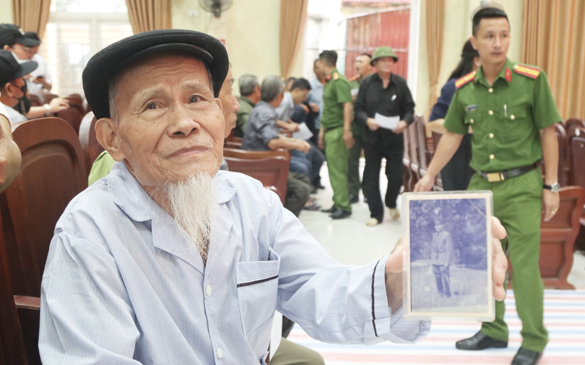 Em trai 85 tuổi mang ảnh anh liệt sĩ đi lấy mẫu ADN, đau đáu 'được đón anh về quê'