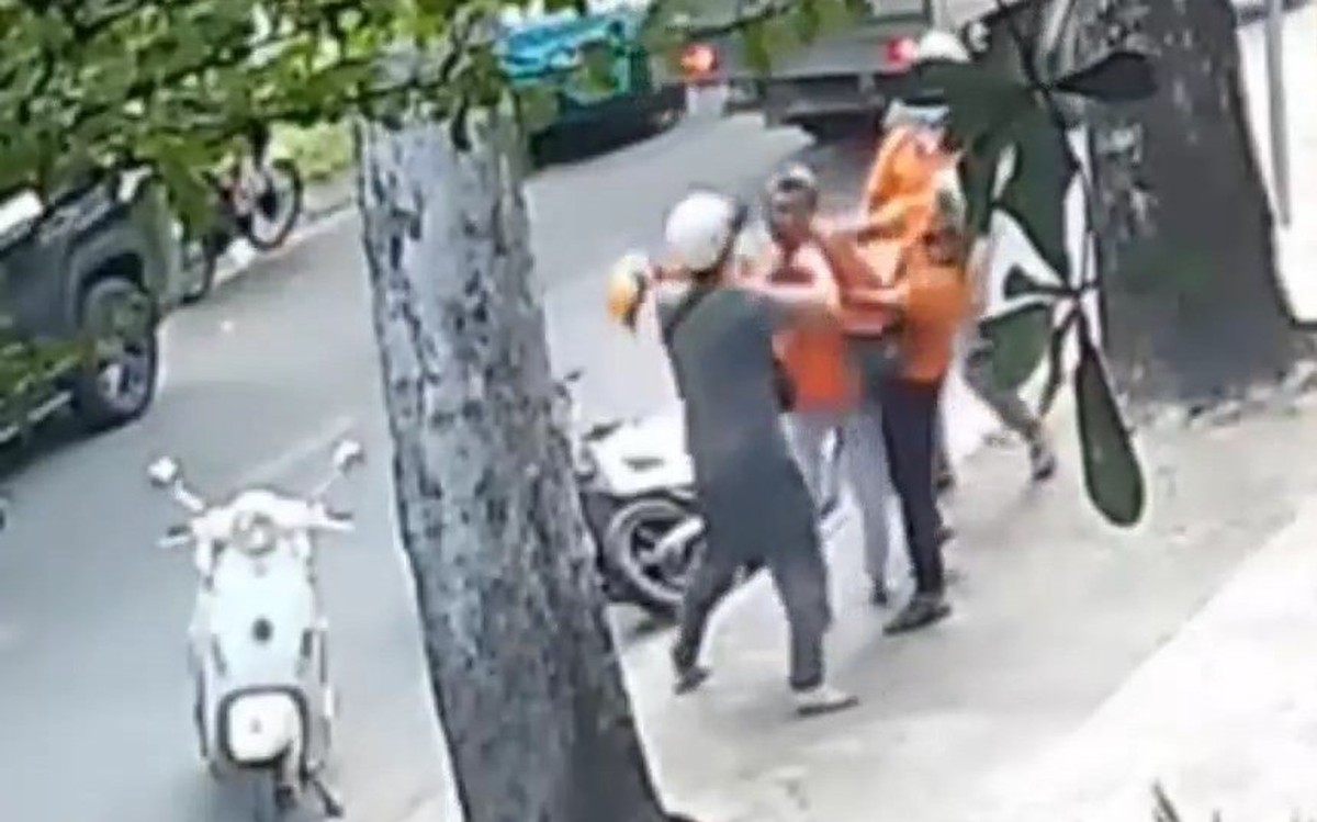 Bắt khẩn cấp ba người đánh nhau từ mâu thuẫn khi tham gia giao thông ở phường Thới An