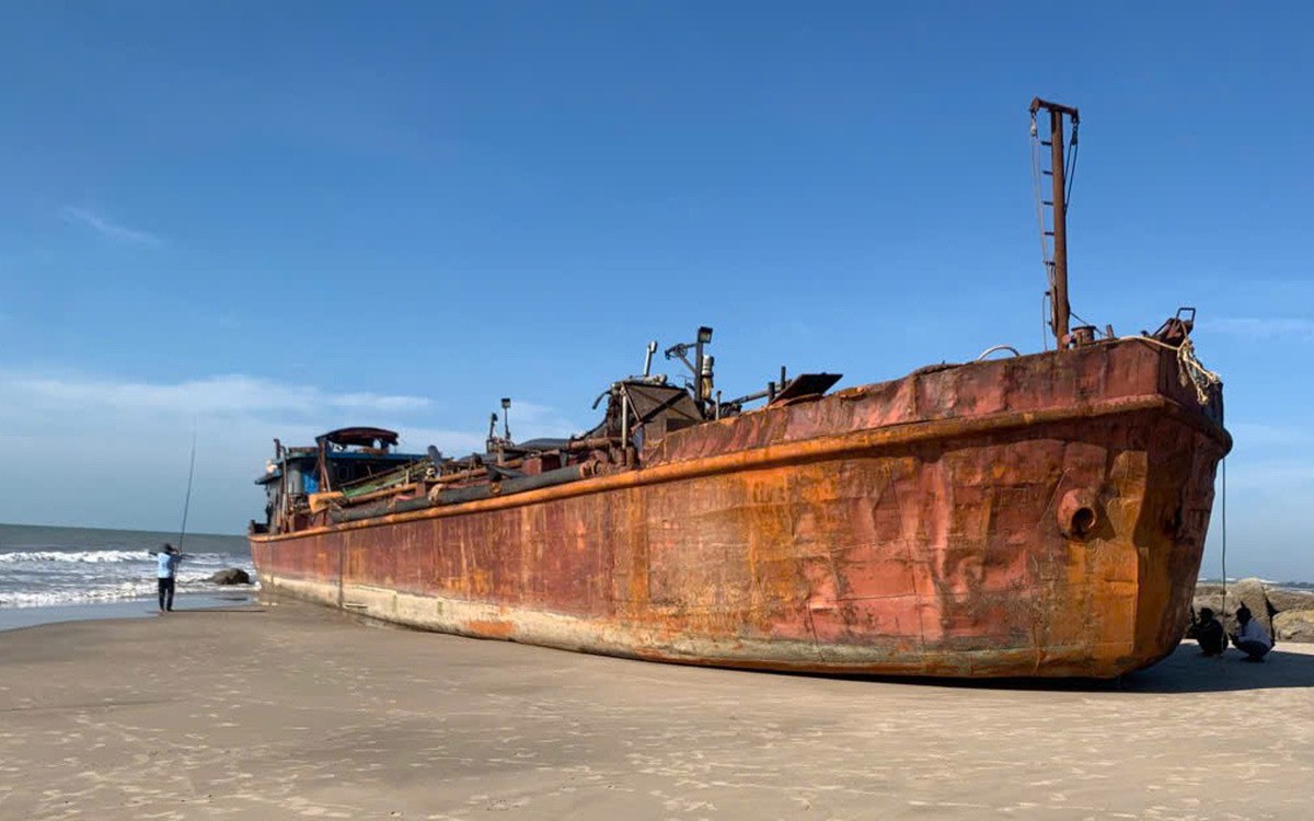 Sà lan từ TP.HCM đi Hải Phòng bị đứt neo, mắc cạn tại bờ biển La Gi