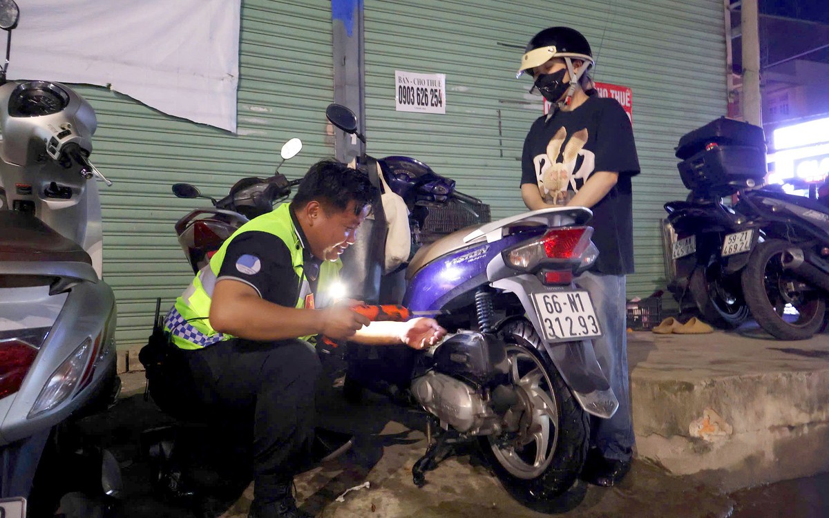 Người dân TP.HCM ứng phó triều cường, không để bị động hư đồ đạc