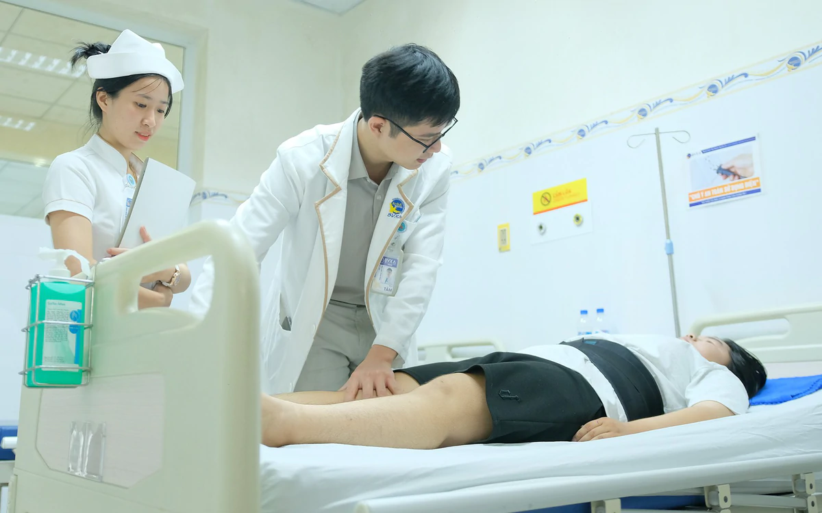 13 tuổi đau thắt lưng, tê yếu chân, đi khám mới biết thoát vị đĩa đệm nặng