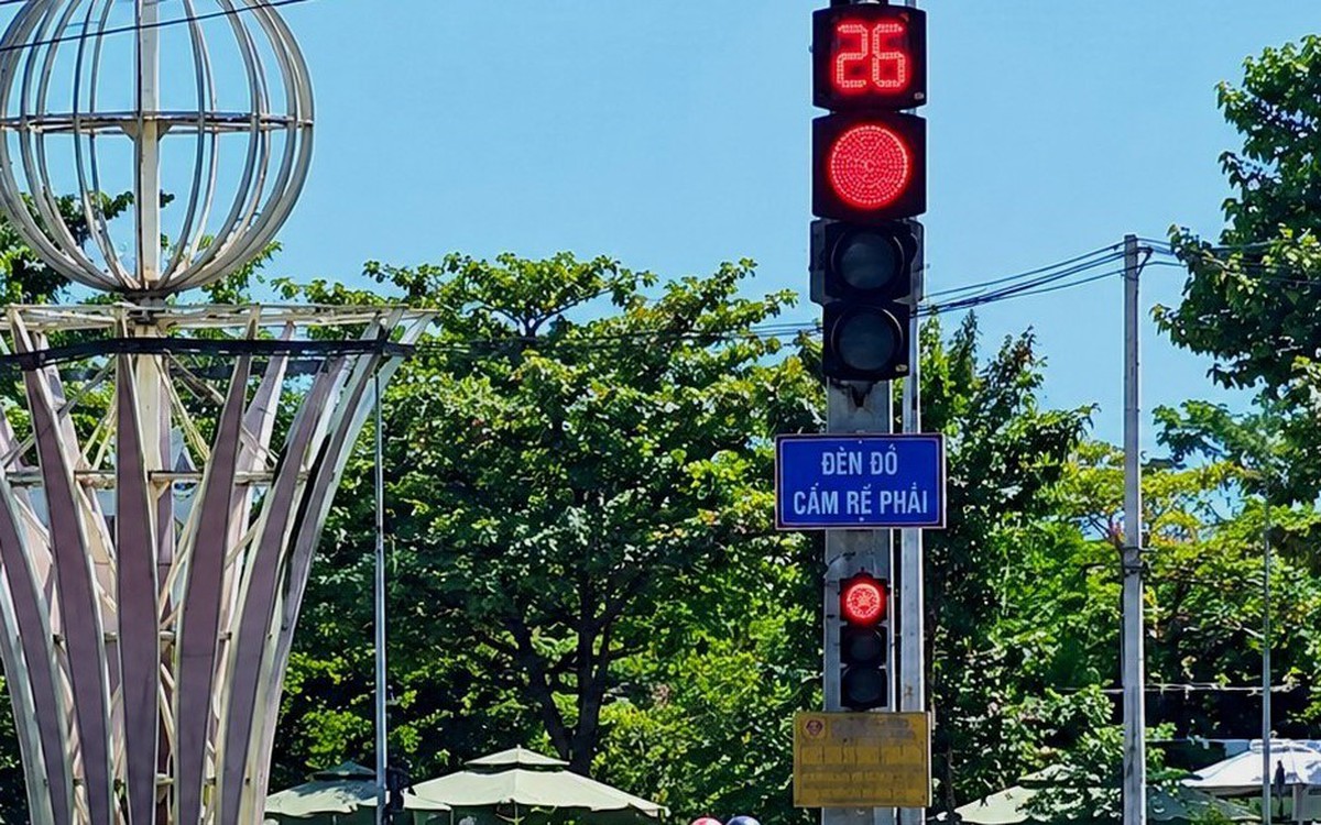 Biển 'Cấm rẽ phải' nền xanh khiến dân nhầm lẫn, cơ quan chức năng nói gì?