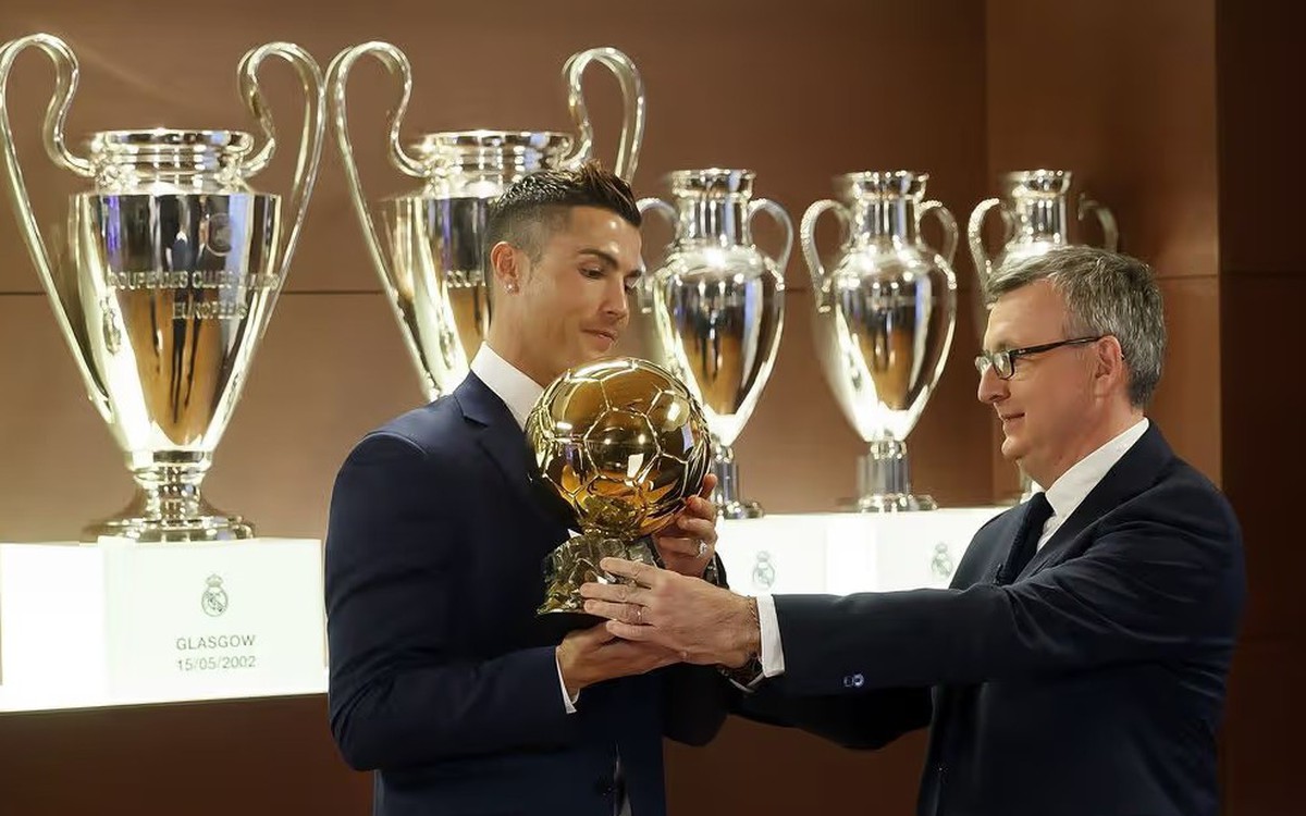 Vượt mặt Messi, Ronaldo giành 'Quả bóng vàng mọi thời đại'