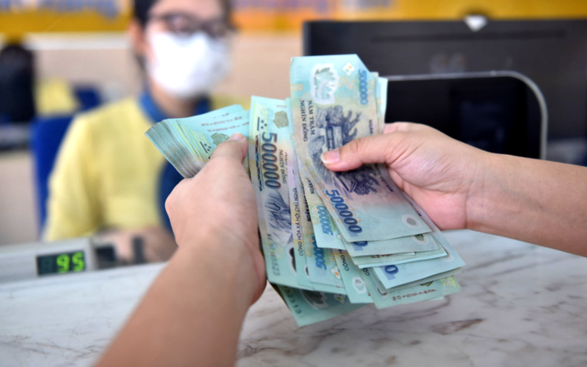 Ngóng lãi suất giảm từng ngày, vậy khi nào mới xuống thang?