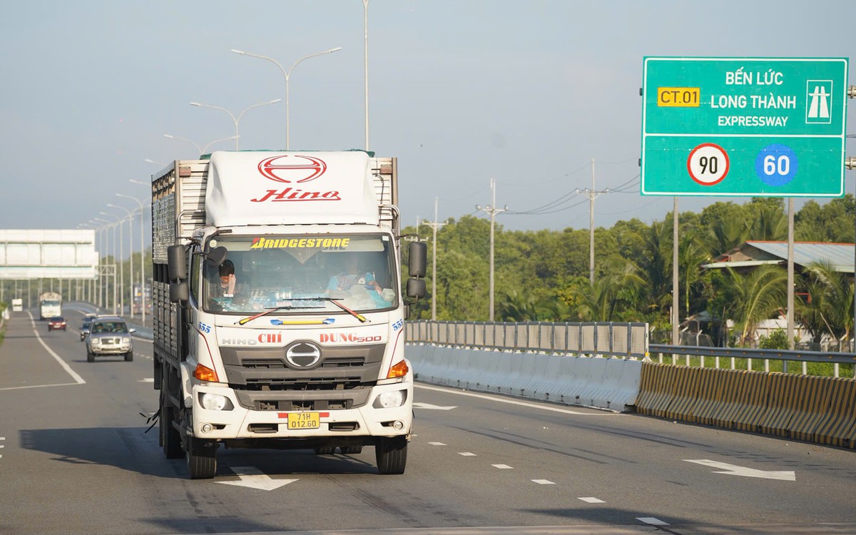 Vì sao cao tốc Bến Lức - Long Thành có vạch xương cá dài hơn cả làn nhập làn?