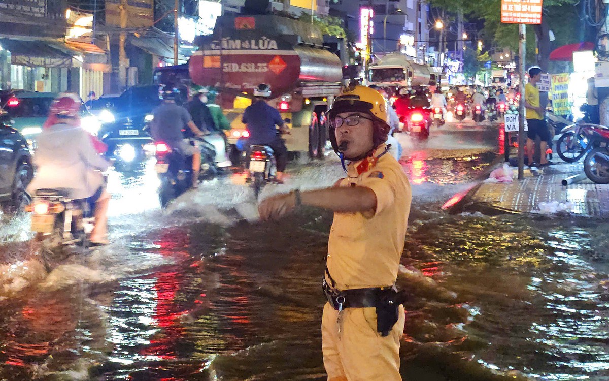 CSGT TP.HCM khuyến cáo người đi xe máy: Đi chậm, nhìn kỹ, đừng cố vượt ngập sâu