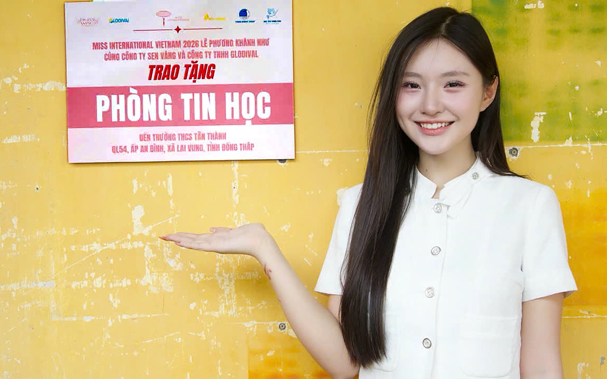 Á hậu Khánh Như trao laptop cho học sinh