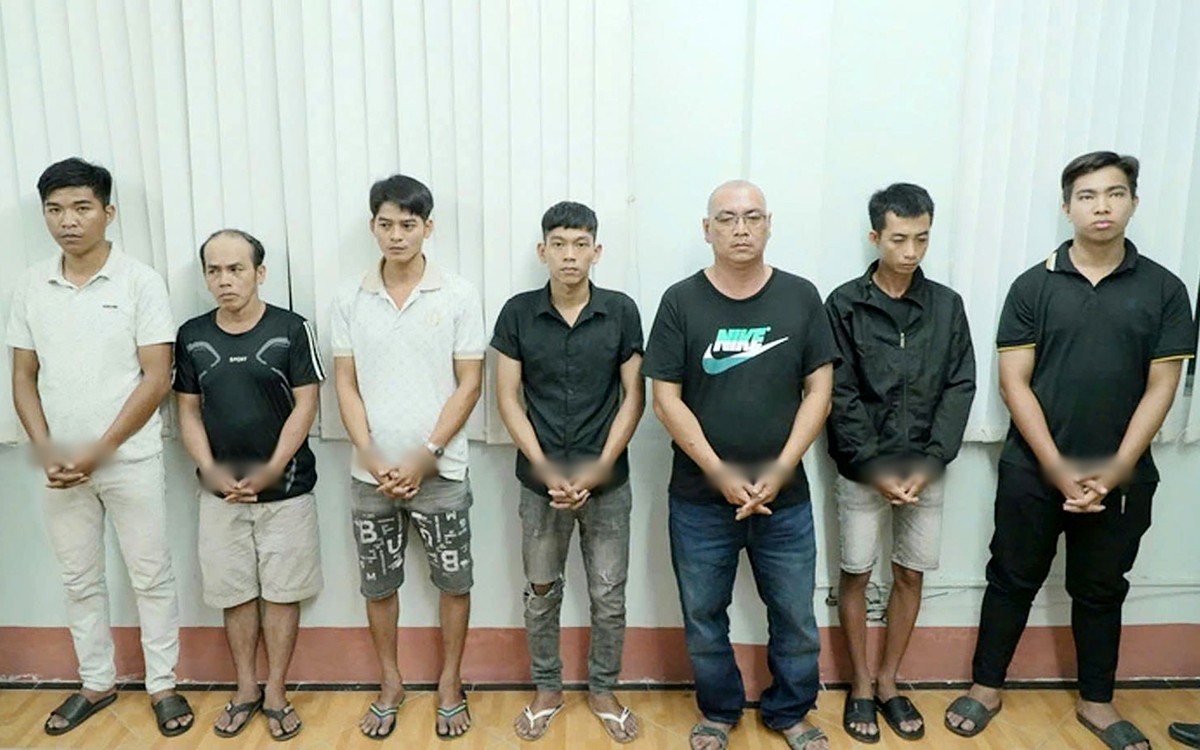 Khởi tố thêm 7 người vụ khiêng quan tài có người sống bên trong diễu phố