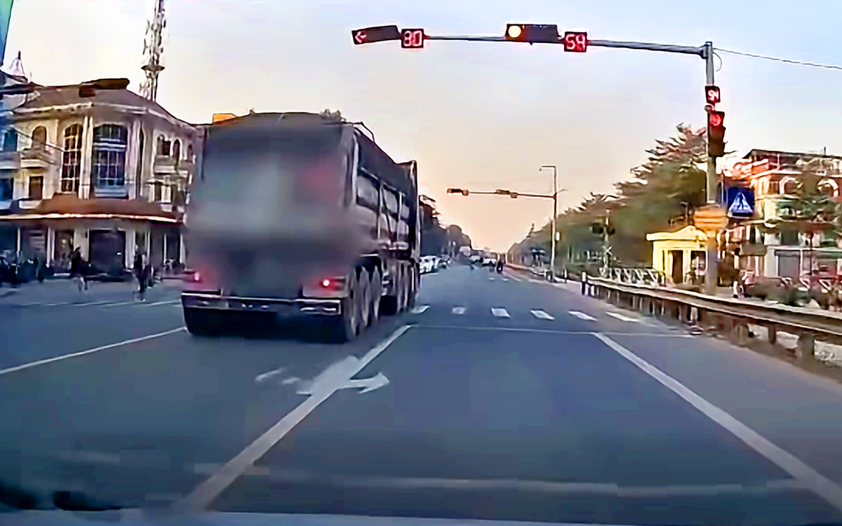 Cục CSGT lý giải vụ tài xế ô tô đã dừng đèn đỏ vẫn bị lập biên bản xử phạt 18-20 triệu