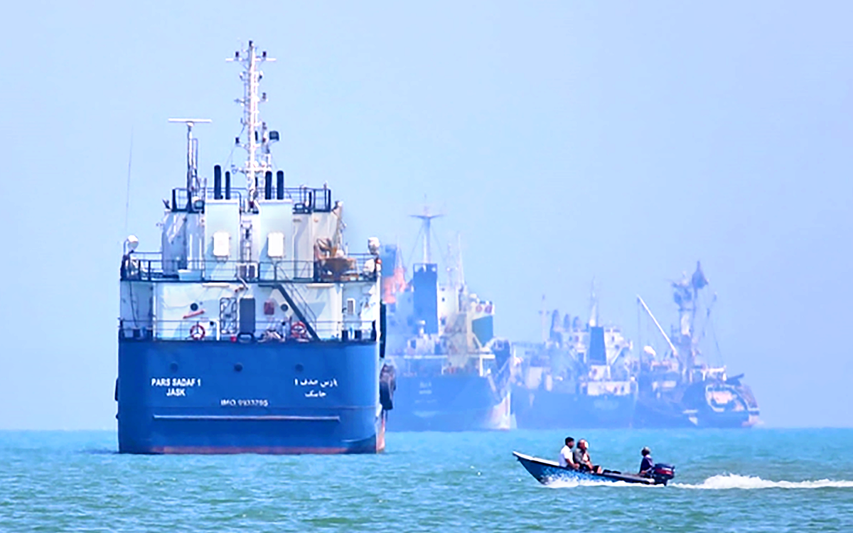 Iran nói 3 tàu dầu lớn phát nổ ở Hormuz, tàu không người lái Mỹ bị phá hủy